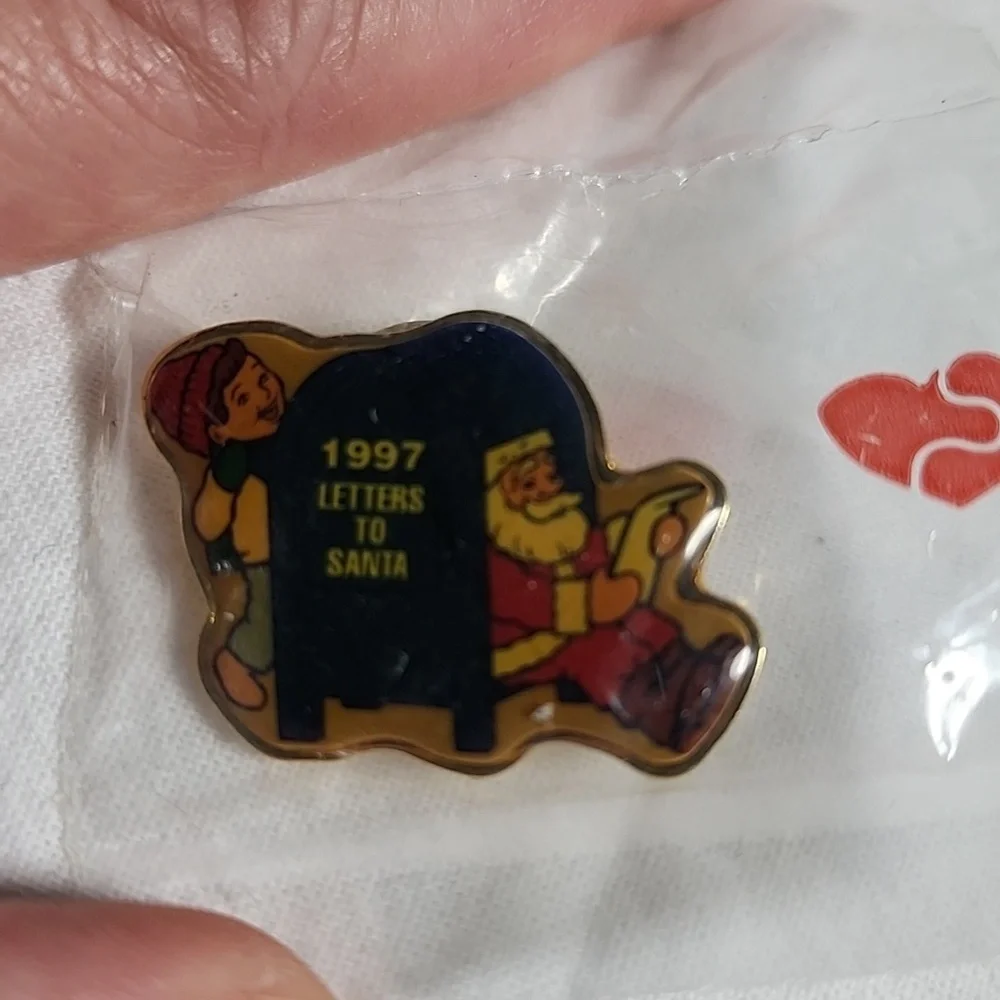 New in Package Hallmark 1997 Letters to Santa‎ Pin